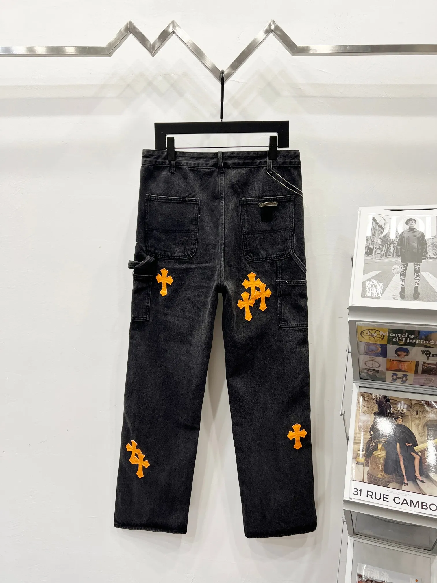P270 Style No.: (K620) Chrome Hearts & Chrome Hearts 25FW CH workwear logging black and orange patchwork leather limited edition cow king jeans Chrome Hearts’ most popular color pants are made of beaded canvas fabric. Heavy washing makes the upper body of the fabric more textured and the pants are tall and straight! The three-dimensional cutting of the whole trousers is a masterpiece! The hardware is customized by zp. The beaded canvas fabric is thick and soft after being washed. It has good breathability. Customized small leather label. Unique design. The details are simple and elegant, and the workmanship is exquisite. The whole trousers are neatly routed and the details are in place! It’s so cool that both men and women can easily control the genderless trend!  Size: 30-32-34-36 Color: black